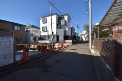 【前面道路含む現地写真】 | 立川市富士見町1丁目3期 | 前面道路は閑静な住宅地の通りとなるため、車通りは多くありません。 安心して車庫入れ可能。