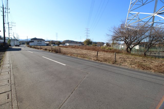 坂戸市多和目　建築条件なし売地　東武越生線『川角駅』徒歩24分　【城山小学区】の前面道路含む現地写真