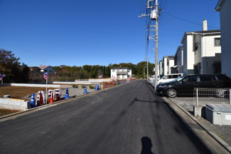 【前面道路含む現地写真】 | 前面道路公道6メートルあります。運転が苦手な奥様でも楽々駐車可能です。