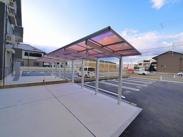 アヴニール西九条のその他共用部分|屋根付きの駐輪場があります。