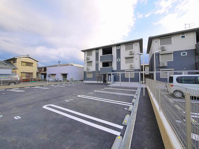 アヴニール西九条の駐車場|車をお持ちの方に嬉しい駐車場付きの物件です