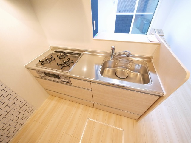 アヴニール西九条のキッチン|コンパクトなキッチンで掃除もラクラク