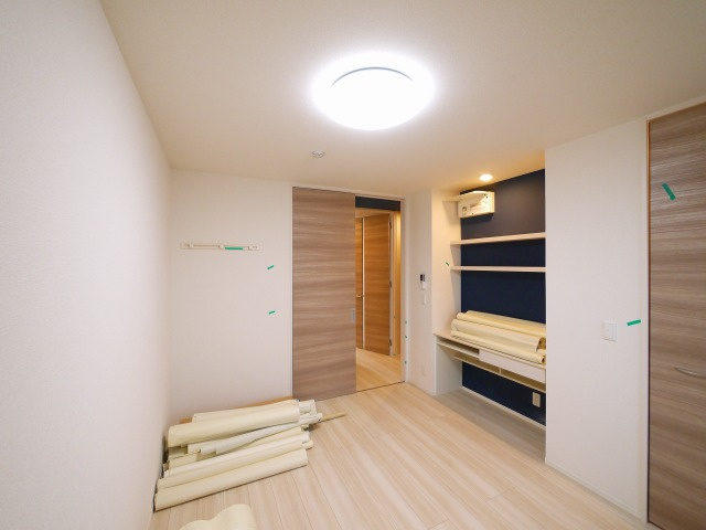 アヴニール西九条の寝室|広くて明るい寝室