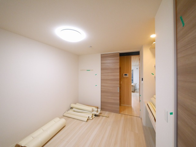 アヴニール西九条の洋室|落ち着いた色調の洋室です