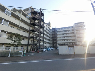 【外観】 | 総戸数９４戸、昭和６１年８月築、管理人は日勤勤務につき管理体制良好です♪