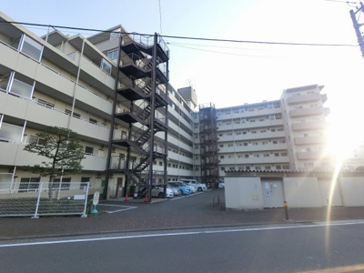 【外観】 | 【売主直売】藤和川崎ハイタウン | 総戸数９４戸、昭和６１年８月築、管理人は日勤勤務につき管理体制良好です♪