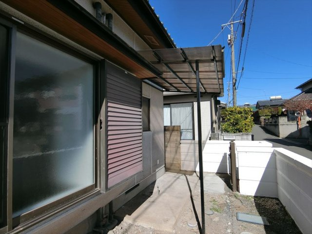 甲斐市牛句富士山が眺望の高台住宅　ガレージ付きの外観|テラス屋根　東側