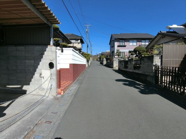 甲斐市牛句富士山が眺望の高台住宅　ガレージ付きの前面道路含む現地写真
