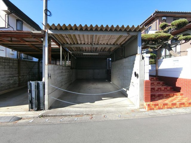 甲斐市牛句富士山が眺望の高台住宅　ガレージ付きの駐車場