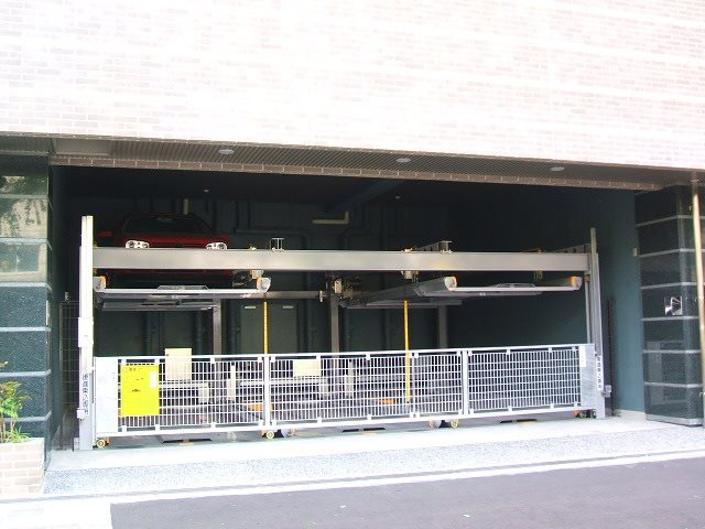 ダイドーメゾン神戸元町の駐車場