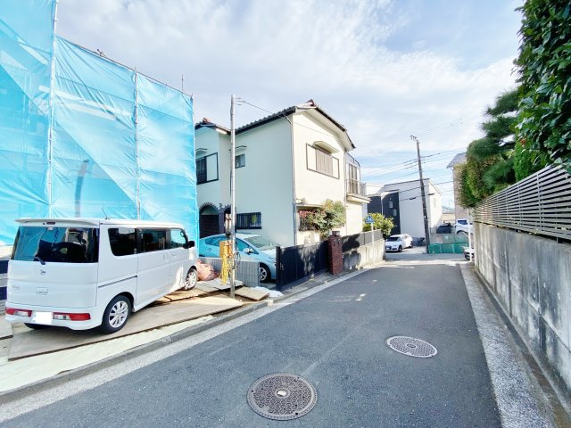 カースペース３台。ＬＤＫ２０．８帖♪保土ケ谷区法泉2丁目　全２棟新築戸建ての前面道路含む現地写真|見通しの良い前面道路です
