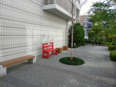 【周辺】 | プラウド関目 | マンション敷地内にちょっとしたベンチもございます。
可愛い赤いベンチ　待ち合わせ場所にもわかりやすく便利ですね♪