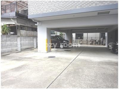 【駐車場】 | ヴェリテ江坂 | 駐車場です
