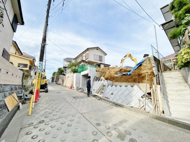 西谷駅７分。高台につき陽当り良好♪保土ケ谷区上菅田町　新築戸建ての前面道路含む現地写真|南西道路、高台につき陽当り・通風・眺望良好です