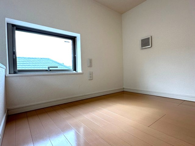 【収納】 | クロシェットノエル二子 | 洋室7.2帖のお部屋にある4帖のロフトスペースです！窓があるので多用途に使用できます♪