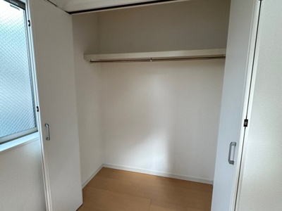 【収納】 | クロシェットノエル二子 | 洋室7.2帖のお部屋にあるクローゼットです♪大切なお洋服もしわにならないようにハンガーがけができます☆