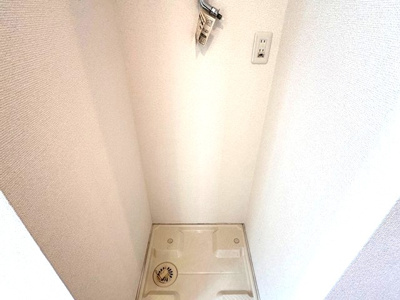 【設備】 | クロシェットノエル二子 | トイレ横にある室内洗濯機置き場です♪防水パンが付いているので万が一の漏水にも安心です！