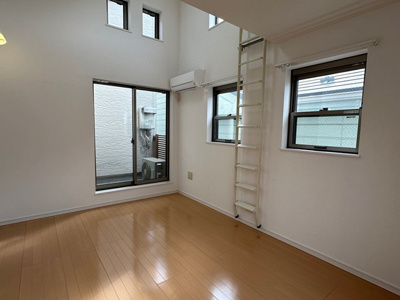 【洋室】 | クロシェットノエル二子 | 洋室7.2帖☆バルコニーに繋がる角部屋三面採光のお部屋です！エアコン付きで1年中快適に過ごせますね☆