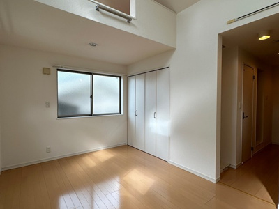 【寝室】 | クロシェットノエル二子 | 洋室7.2帖☆ロフトスペースとクローゼットのあるお部屋です！お洋服や荷物の多い方もお部屋が片付いて快適に過ごせますね♪