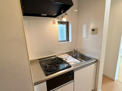 【キッチン】 | クロシェットノエル二子 | 一人暮らしに使い勝手のいいシステムキッチンです！換気のできる窓付きでお料理の匂いもこもりません☆