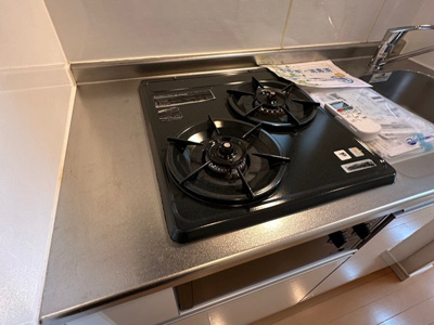 【キッチン】 | クロシェットノエル二子 | 2口ガスコンロ付きのシステムキッチンです！2口コンロは複数の調理を同時にできるので時短にもGOOD☆自炊生活で楽しく健康に！