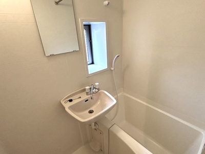 【浴室】 | クロシェットノエル二子 | 浴室暖房乾燥機＆物干しバー付きバスルーム！小窓があるので湿気がこもりにくくて良いですね☆ゆったりバスタイムでリラックス☆