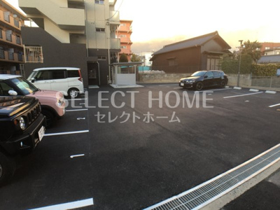 【駐車場】 | ドッグパウズ戸崎 | 駐車場があるので、車を買う予定の方も安心です