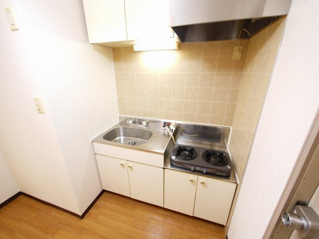 メゾン河合Bのキッチン|コンパクトなキッチンで掃除もラクラク