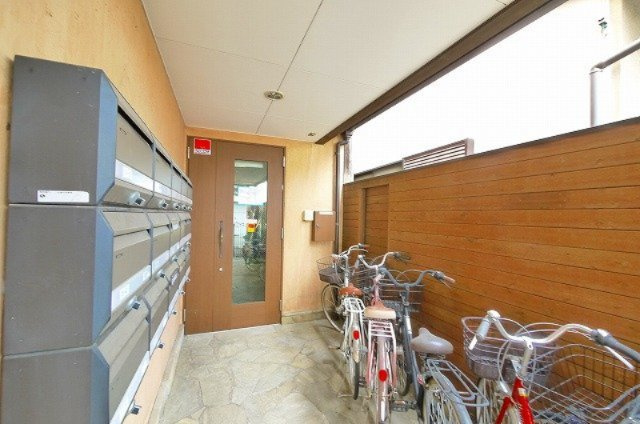 メゾンK’sのその他共用部分|清潔なエントランスです