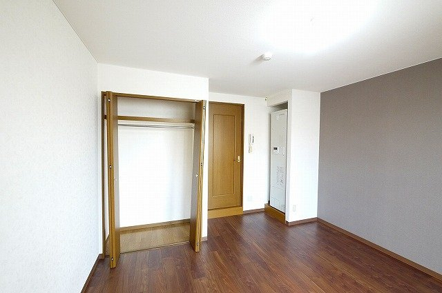 メゾンK’sの居間・リビング|個人の部屋や寝室として使える洋室です