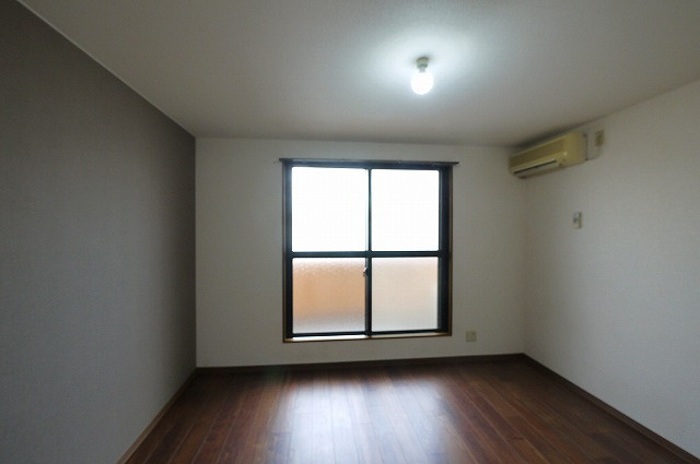 メゾンK’sの洋室|こちらで趣味の時間をお楽しみください