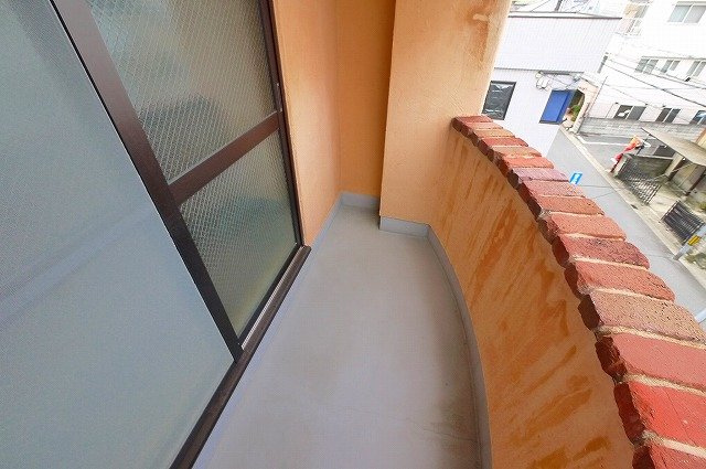 メゾンK’sのバルコニー|開放的で明るい空間を演出してくれるバルコニーです