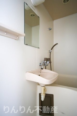 【洗面所】 | 山城ロイヤルハイツ | 明るい洗面所です
