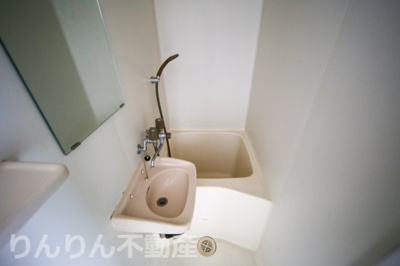 【洗面所】 | 山城ロイヤルハイツ | スペースが確保できる洗面所です