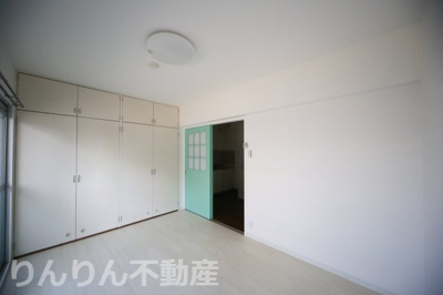 【居間・リビング】 | 山城ロイヤルハイツ | ゆったりとしたリビングです