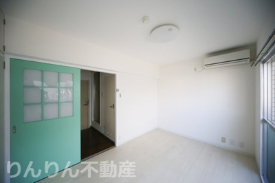 【居間・リビング】 | 山城ロイヤルハイツ | こちらのリビングで趣味の時間をお楽しみください