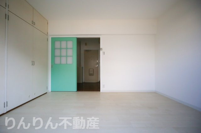 【居間・リビング】 | 山城ロイヤルハイツ | こちらのリビングで趣味の時間をお楽しみください