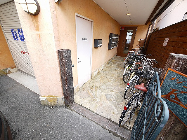 メゾンK’sのその他共用部分|入口前です