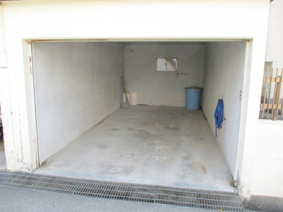 【駐車場】 | 神戸市西区押部谷町木幡中古戸建 | 堀込車庫は窓があり、換気ができます。