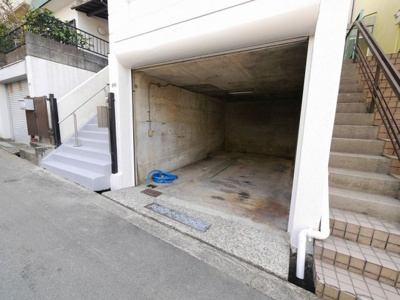 【駐車場】 | 鈴蘭台北町7丁目リノベーション中古戸建 | 駐車場１台付き♪サイズ要確認