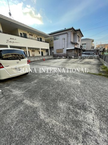 フローラルTokuzumiの駐車場