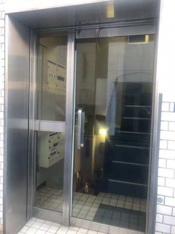 ニュー福井ビルのエントランス