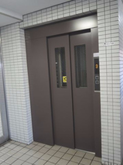 【その他共用部分】 | お買い物時やベビーカーの出し入れに便利なエレベーター付です。