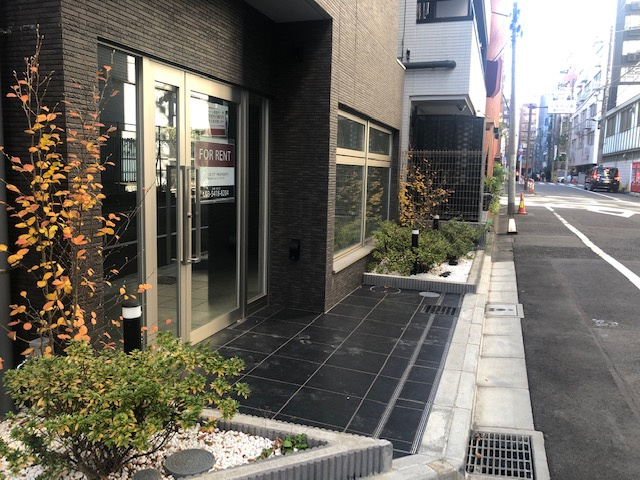 ルネフラッツ新宿御苑前のエントランス