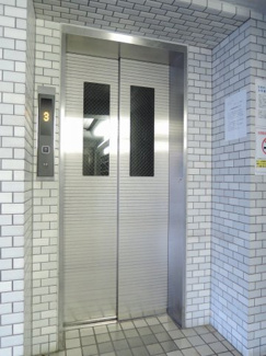 【その他共用部分】 | お買い物時やベビーカーの出し入れに便利なエレベーター付です。
