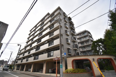 【外観】 | ライオンズマンション府中分倍河原 | 最寄り駅徒歩8分。緑の植栽が映える外壁タイル張りのお洒落なマンション。