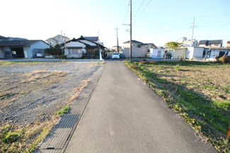 【前面道路含む現地写真】 | 川越市古谷上　建築条件なし売地　「南古谷駅」徒歩36坪　【古谷小学区】