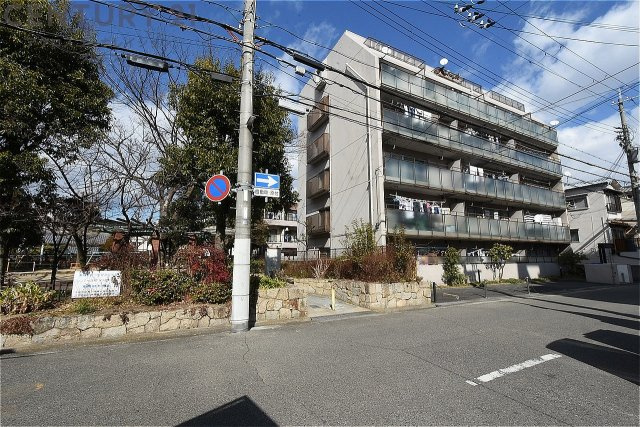 公園に隣接する物件となります。