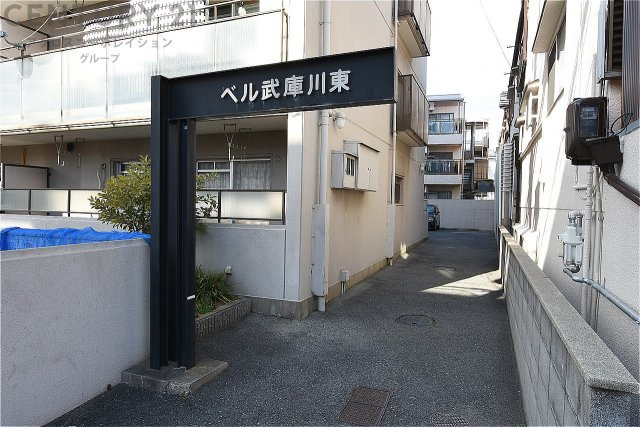 マンション裏手には自転車置き場、バイク置き場、駐車場スペースがございます。駐車場の最新の空き状況については担当者までご確認ください。