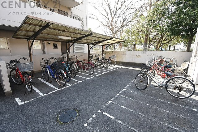 マンション裏手には駐輪場、バイク置き場、駐車場がございます。駐輪場、バイクは無料となります。詳細は担当者にお問合せください。